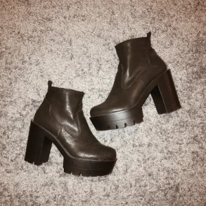  - Chunky klackar från Bianco, använda några få gånger och mycket bekväma att gå i tack vare den höga platån. Klackhöjd ca 10 cm! Köparen står för frakt på 58kr och betalning sker via swish eller kontoöverföring :)