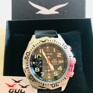  - NYTT!! Student Present Födelsedag en klockan med box  Säljer en GUL klockan av märket GUL. Klockor Nypris 1800kr  Accepterar avhämtning eller så skickas den med postnord eller schenker spårbar frakt.