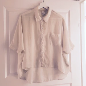  - Vila skjorta Storlek M. Oversize. Kan mötas upp alternativt frakta/samfrakta. Köparen står för frakt. 