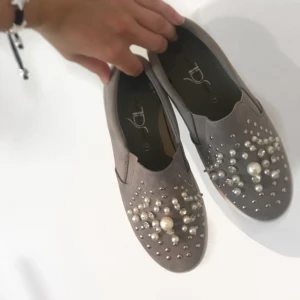  - Supersnygga sneakers från zalando! Gråa med pärlor på! Aldrig använda enbart testade inomhus!