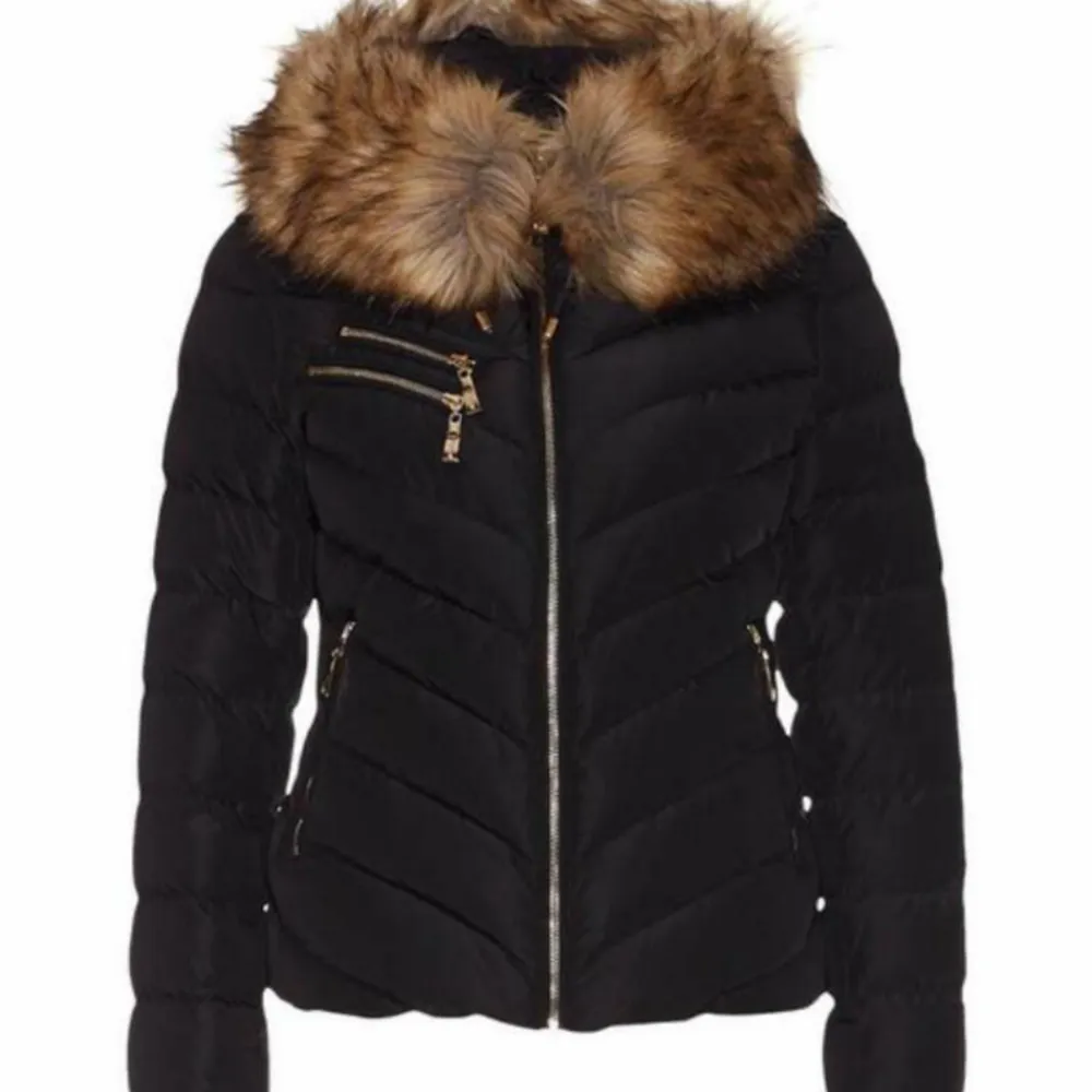 Säljer denna populära jacka. Använd 1 vinter. Ej äkta päls. Kan tänka mig att gå ner i pris vid snabb affär. Jackor.