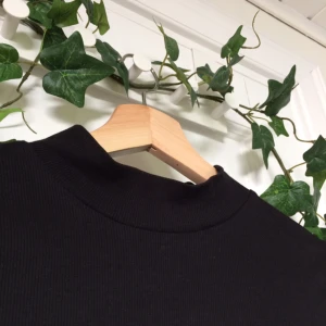  - Säljer denna superfina halfpolo-krage tröja ifrån H&M🌸Har använts ett fåtal gånger & passar både XS-S. Priset är inkl. frakt. Toppen är i ett slags ribbat material. Om ni har någon mer fråga, kolla gärna in min profil eller skicka till mig🌿💞