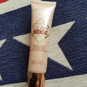  - Foundation från loreal med solfaktor 20, väldigt lätt coverage. Säljs då jag köpte två och de är för mörka för mig 