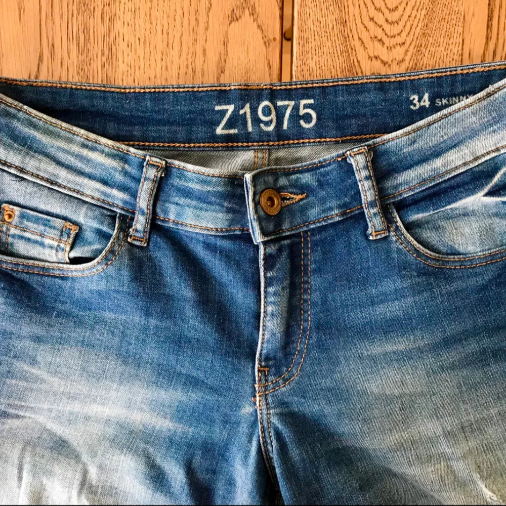 Ett par klarblå jeans från Zara i storlek 34. Modellen heter ”skinny ankle fit” och de är ganska stretchiga.   Vid ev. frakt tillfaller detta köparen. Tips om du måste frakta, köp fler plagg på samma gång! Se min sida 👍🏻. Jeans & Byxor.