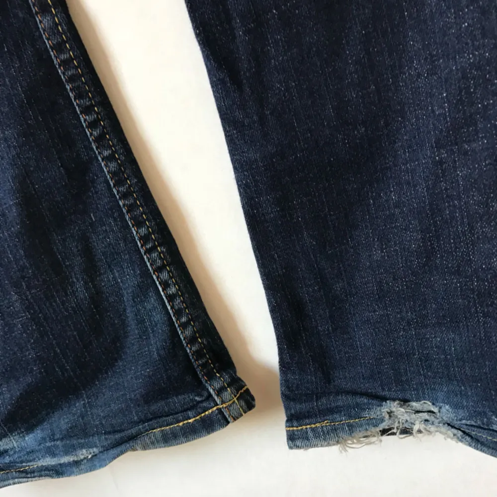 Levis 609 utsvängda jeans, W28, L36. Gott skick utöver slitningar nere vid byxslut, se bild. Mjukt, lätt stretchiga jeans. Så snygga!  Kan mötas i Stockholm eller skicka mot fraktkostnad! ✨🌸✨. Jeans & Byxor.