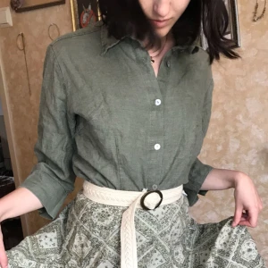  - Grön linneskjorta köpt second hand i Paris. Möts upp i gbg, annars betalar köparen frakten. 