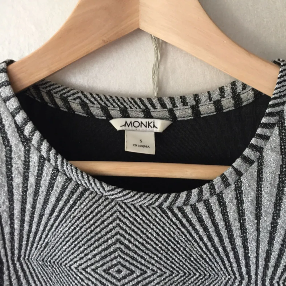 Glittrig mönstrad tröja från Monki, köpt 2015. I fint skick, gjord på polyester. Perfekt för fest! (Frakt tillkommer). Toppar.