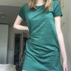  - Fett fin t-shirt klänning från Forever 21. Fett nice och mjukt fejksammet tyg som är så mysigt. Är 175cm och klänningen går över halva låret.  (Frakt tillkommer)