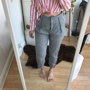  - Byxor med hög midja från Mango. Skön passform. Knappt använda!