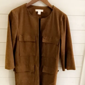  - Brun mocka jacka/kavaj från hm. Kavajen har trekvartslång arm och slutar vid midjan. Storlek 38 men passar även någon med 36 beroende på hur man vill att den ska sitta. 