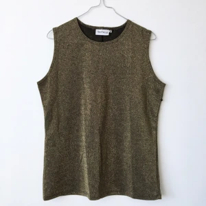  - Guldigt linne i strl 44 från Ted Nicol. Jag (som har Strl S annars) har använt det som oversize. Köparen står för frakt. 🌸