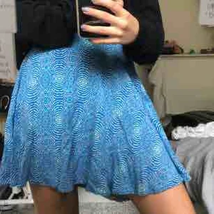  - 🦋Söt mönstrad kjol, köpt i Miami. Helt oanvänd med prislapp kvar. Kan mötas upp eller frakta (då står köparen för frakten) :)