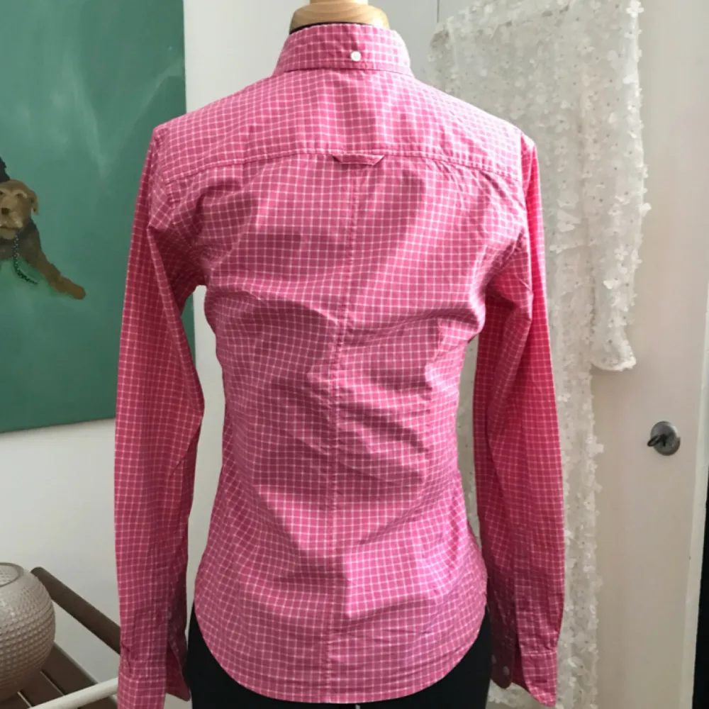 Rutigrosa skjorta ifrån Gant. Storlek XS. Endast använd ett par gånger. Priset är inkl frakt!👩‍🌾🍄🌵☀️. Skjortor.