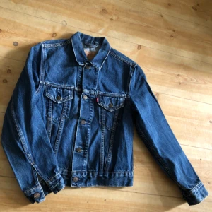  - Levis jeansjacka, hämtas i Uppsala eller skickas för 58 SEK 