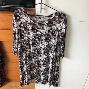  - Härlig skön sommarklänning med trekvartsärm, stl xs men passar även s och m pga vid i formen. Köparen betalar frakt ✨