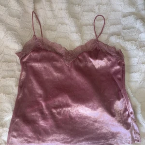  - Mycket fin rosa topp i ”velvet” material med spets. Super snyggt både till fest och vardags. Lätt att matcha :)