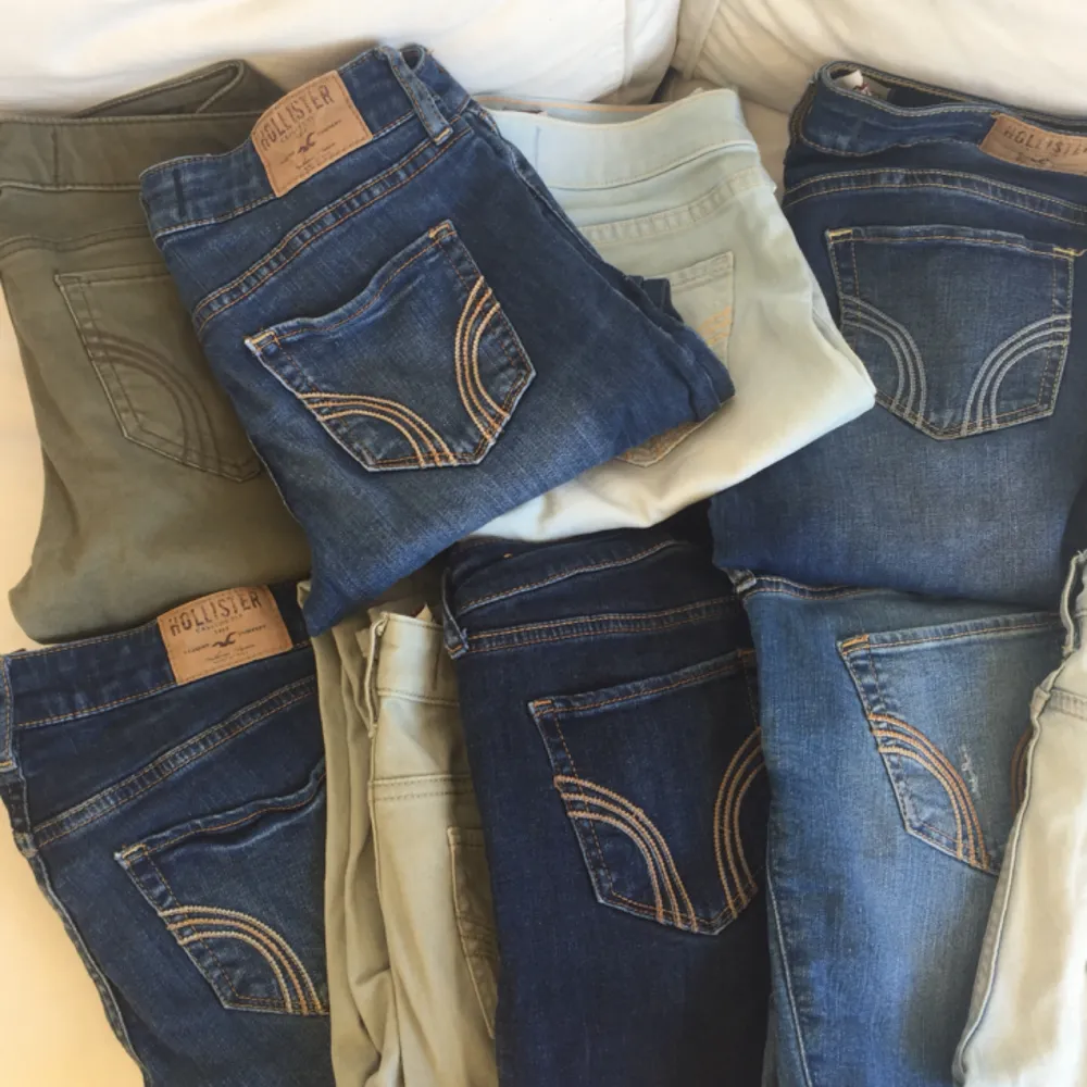 10 stycken jeans från hollister! Alla jeans är tighta i modellen, vissa jeans har slitningar, färgerna är blandade. Alla är i mycket bra skick! Paketpris 800kr . Jeans & Byxor.