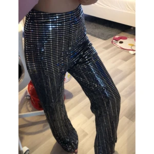  - Vackra disco byxor!! Jätte fin tyg ❤️ Waist 25-32 (inch) Hips 42 (inch) Long 42 (inch) Passar till tjejer som är 158cm+ lång (frakten är ingår i priset):)