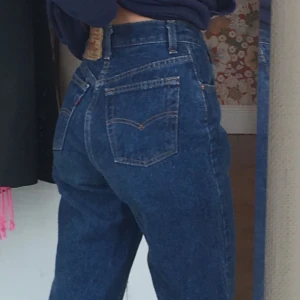  - Snygga levisjeans köpta på second hand i Barcelona. Superbra skick. Står ej storlek på men passar nog både 25 och möjligen 26. Köparen står för frakt💋