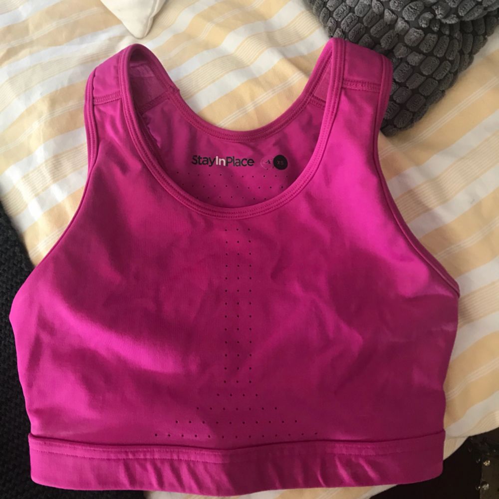 Superbra sport-bh från Stay in Place som är väldigt sparsamt använd. Väldigt skön till träning eller vardag! 👏🏻. T-shirts.