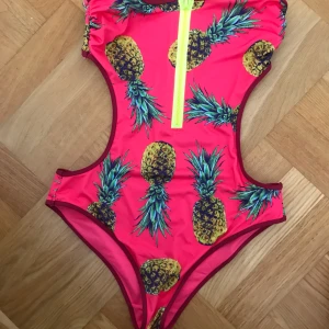  - Svinsnygg baddräkt från hm som aldrig kommit till användning. Lite liten i storlek dock. Passar mer 36/38