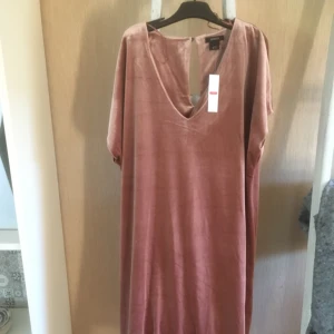  - Helt ny klänning stl m. Köparen står för ev frakt