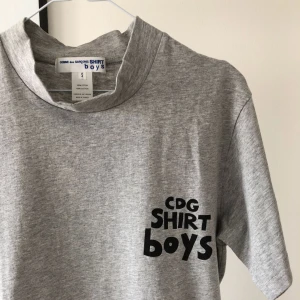  - Comme des Garcons tröja köpt på Paul & Friends på NK för 595kr. Inte använd mer än två gånger. Kan mötas upp i Stockholm eller så tillkommer frakt. Skriv för frågor eller fler bilder 🌟