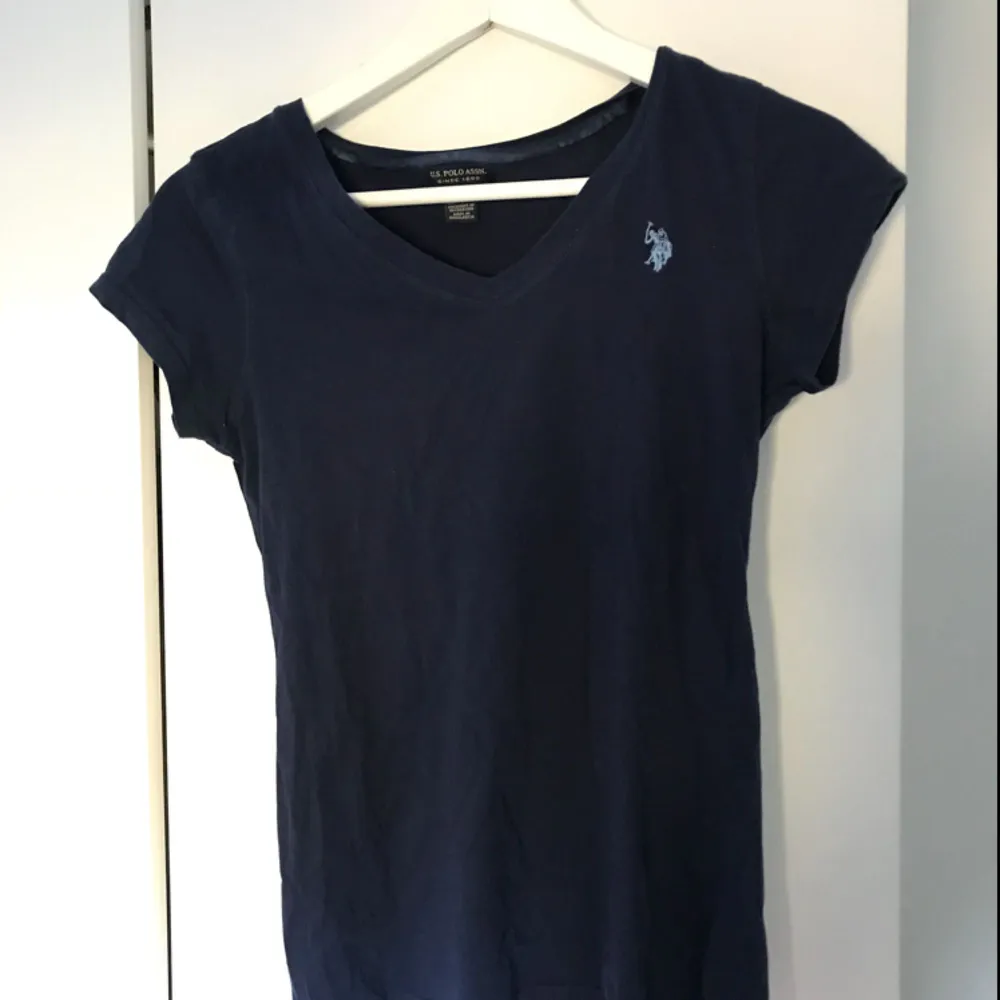 Ralph Lauren mörkblå t-shirt som är superfin speciellt nu till sommaren! . T-shirts.