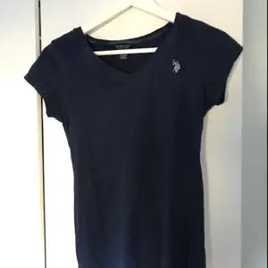 Ralph Lauren mörkblå t-shirt som är superfin speciellt nu till sommaren! 