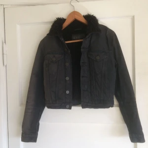  - Fodrad jeansjacka från acne som jag säljer för att den knappt används. Modellen har lite coola slitningar här och var och mysigt foder inuti. Perfekt för lite kyligare vårdagar och sommarnätter. Inget foder i ärmarna!  