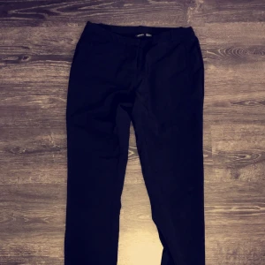  - Kostymbyxor från märket esmara. Storlek 42, men skulle säga att de är mindre.  