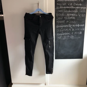  - Svarta cardoliknande byxor från Pull&bear, edast använda 1 gång! Köparen står för frakt och pris kan diskuteras🌸