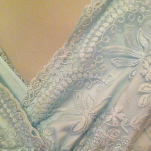 Sockersöt klänning från VILA. Perfekt till student eller som brudtärna. Färg är isblå. - Sockersöt klänning från VILA. Perfekt till student eller som brudtärna. Färg är isblå.