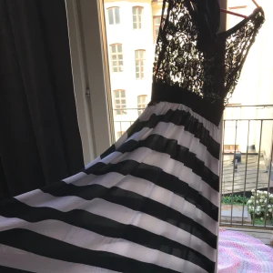  - Lång klänning med spetsöverdel..,passar en S 