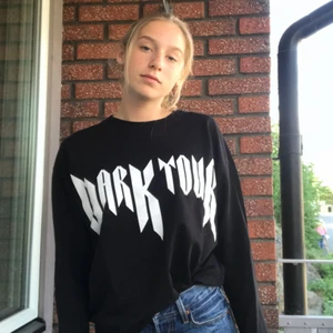  - Häftig tröja från Lager 157👍🏼 Använd ca 2 gånger så i nyskick😃 det står dark tour på den:) du som köper betalar 45kr frakt👍🏼
