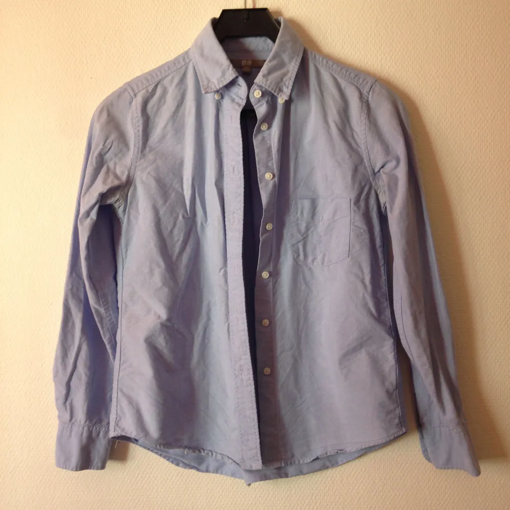 Ljusblå skjorta från japanska märket uniqlo. Skjortor.