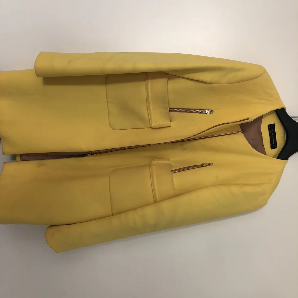 Säljer en kappa från Zara för 150kr, den behöver tvättas men fint med gul till våren!:))). Jackor.