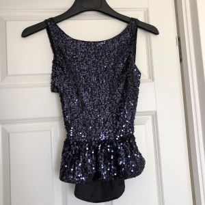  - Säljer en superfin partytopp från Bik Bok, den är endast använd vid 2 tillfällen. Därmed är den i fint skick! Den har en öppning i ryggen och toppen är svart med blå paljetter. Det är du som köpare som står för frakten. ✨