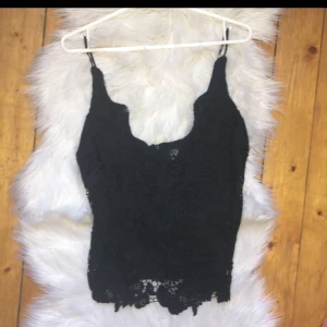  - Säljer denna fina topp 💕 storlek M, men passar även S 