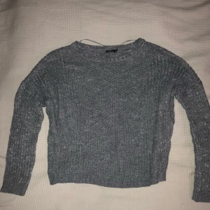  - Blå stickad tröja från stradivarius, så gott som oanvänd!