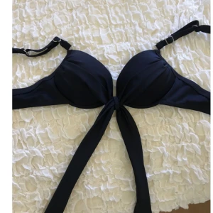  - Bikini i storlek S. Skulle tippa på B/C kupa, ställbara axelband.
