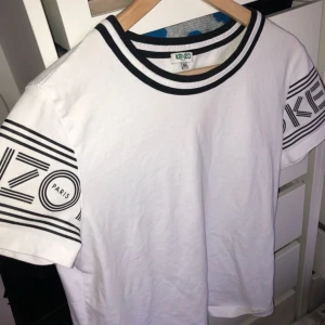  - Snygg äkta kenzo tröja köpt i London. Säljer pga för stor. Kvitto finns för den som är intresserad! Köpt för 95 pund, frakt står du för själv!❤️❤️❤️❤️