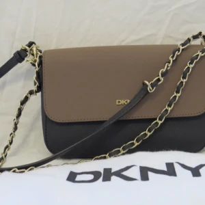  - Väskan är använd 2 gånger, magnetlås Denna väskan är i superfint skick, medföljer med dustbaVäskan är använd 2 gånger, magnetlås Köpte nästan 1599kr 