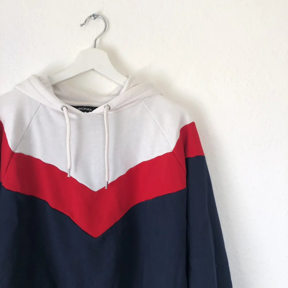 Hoodie från Monki. Storlek L men jag har S och den sitter jättebra på mig, lite oversize. Köparen står för frakt. . Hoodies.