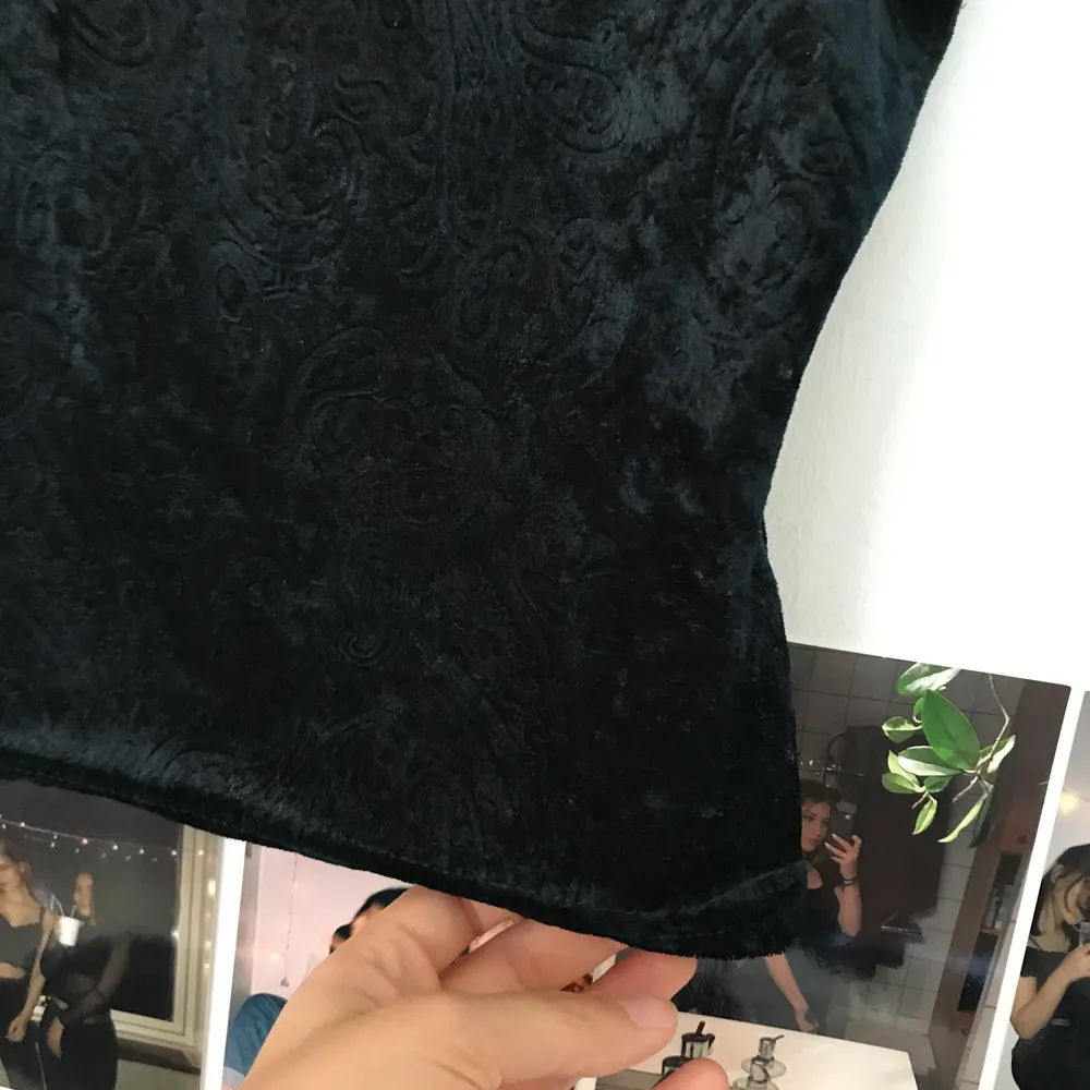 Super fint linne köpt från humana (second hand butik) storlek S o är i färgen svart o har lite gröna nyanser ! . Toppar.