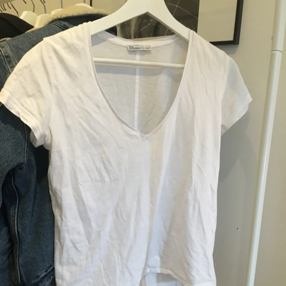 En Zara t-shirt som har använts inte så mycket, passar XS-M, men kan vara lite tajtare i ärmarna. Svarta BHar syns igenom lite.    Tar swish och kan mötas upp i Uppsala och posta ;) frakt 18kr. T-shirts.