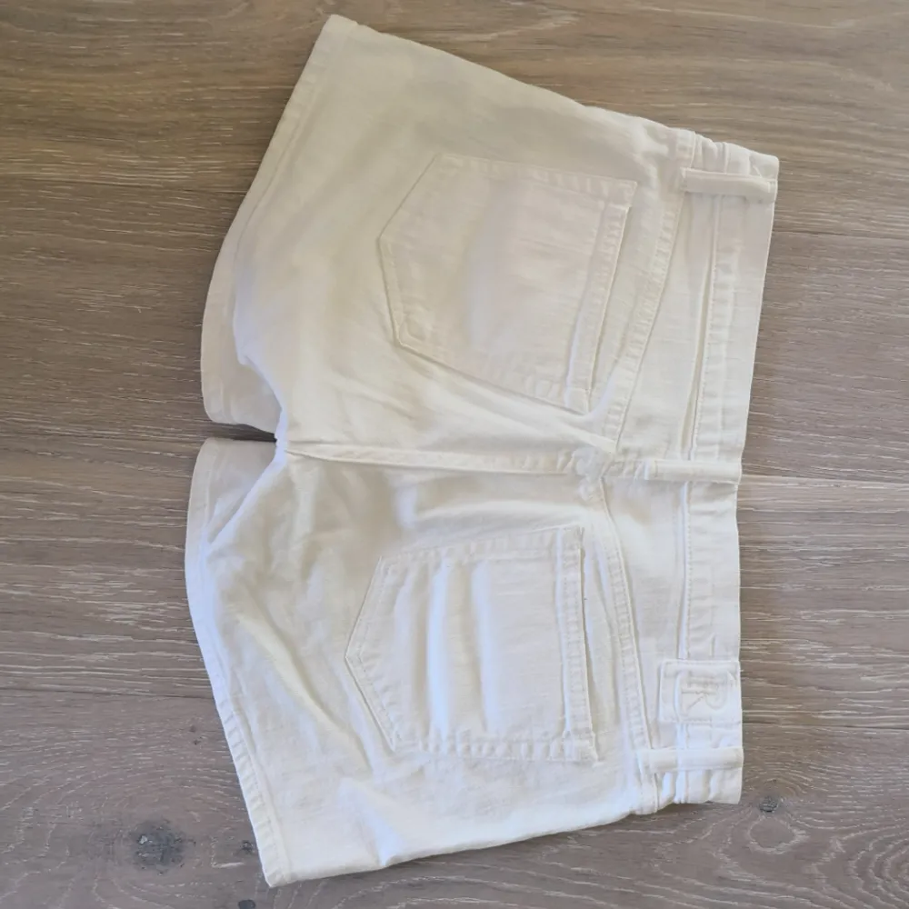 Ralph Lauren shorts strl 28 (de passar mig inte längre) sparsamt använda - helt vita. Nypris ca 1000kr. Shorts.