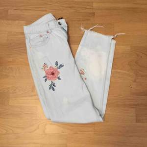 Ett par ljusblå mom jeans från hm, med ”broderad” blommor på. De har en fläck nere vid ena foten/vaden, därmed det låga priset! Pris går att diskutera vid snabbt köp!