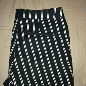  - Kostymbyxor som passar bättre på dig som är lite kortare.