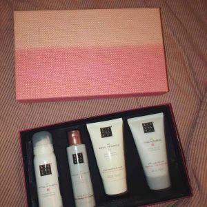  - Kit från Rituals inkluderat foaming shower gel, caring shower oil, magic touch body cream, softening rice scrub 😍 aldrig använt. 